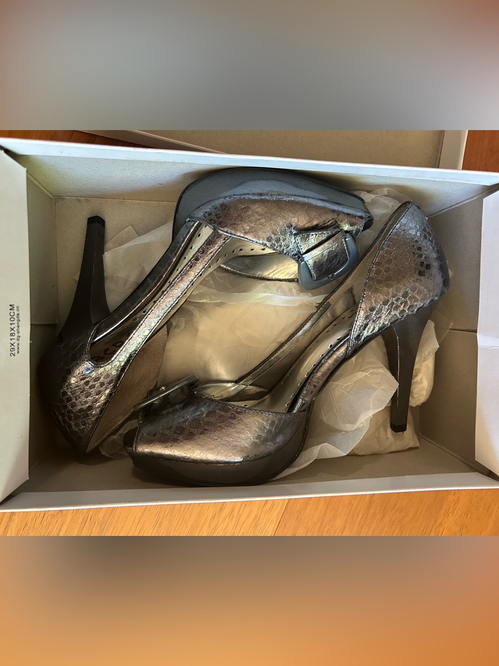 BCBG Silver Snake Platform Pumps Heels Size 7.5
